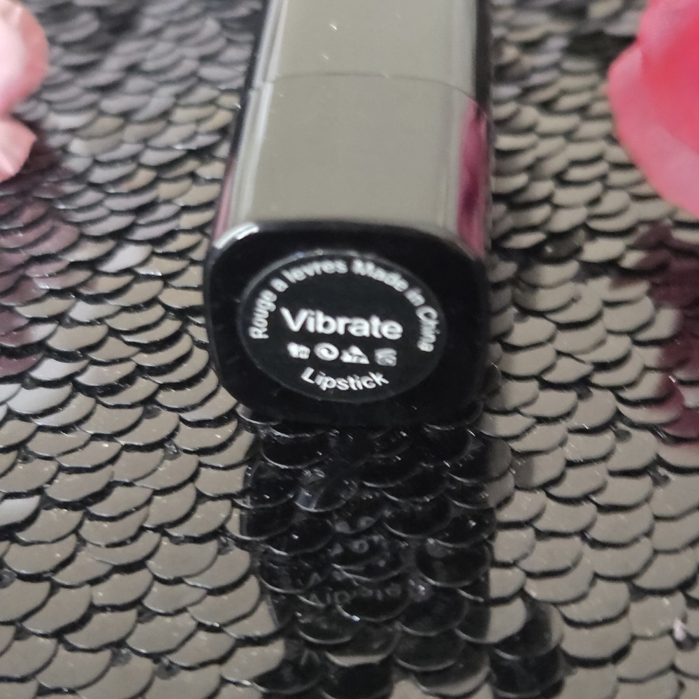 VIBRATE 💓 La Beaute Fatale Lipstick NWT - Picture 2 of 4